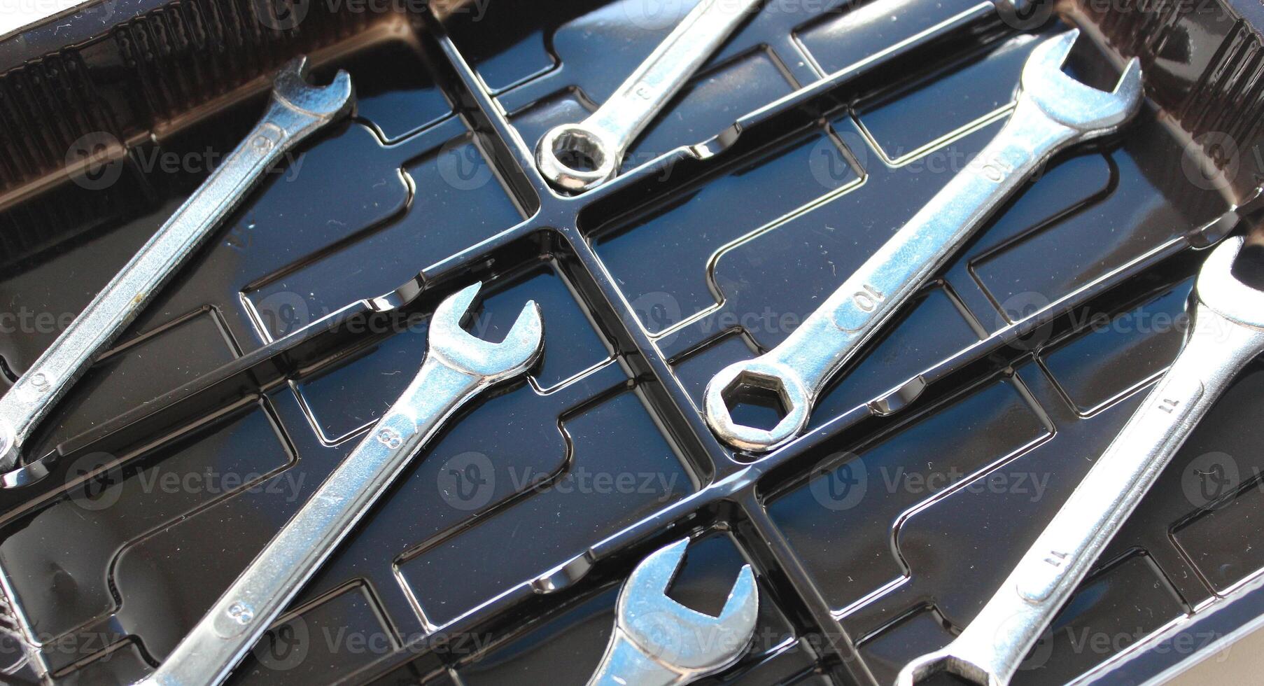 Combination Spanners With Variety Size Inside A Separated Slots photo