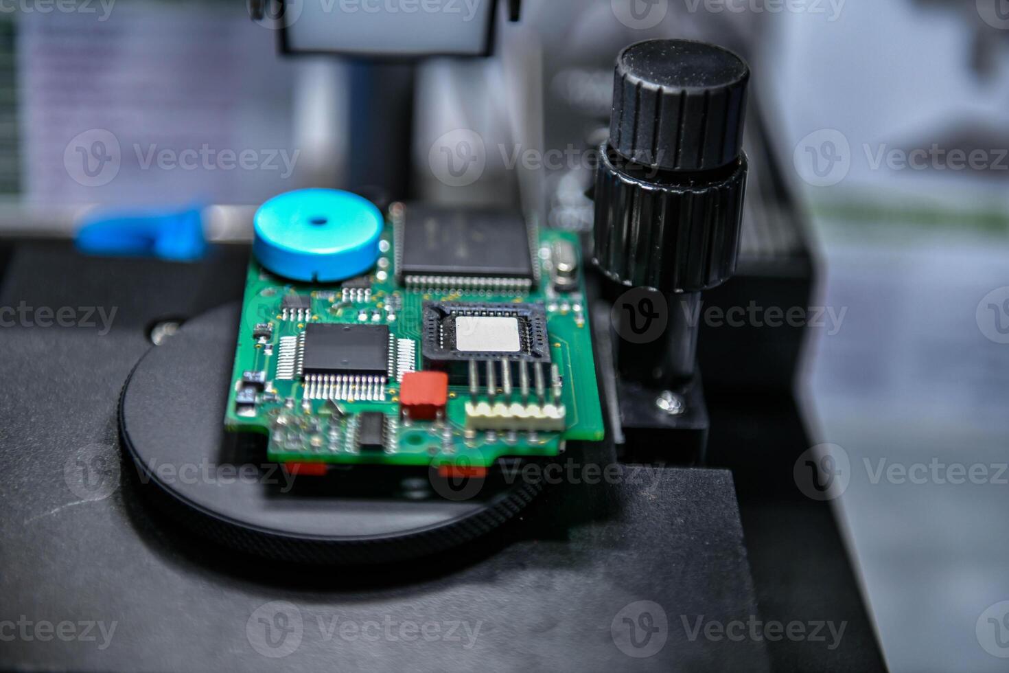 Digital microscope inspection system for checking the quality of electronic PCB circuit boards selective focus at factory photo