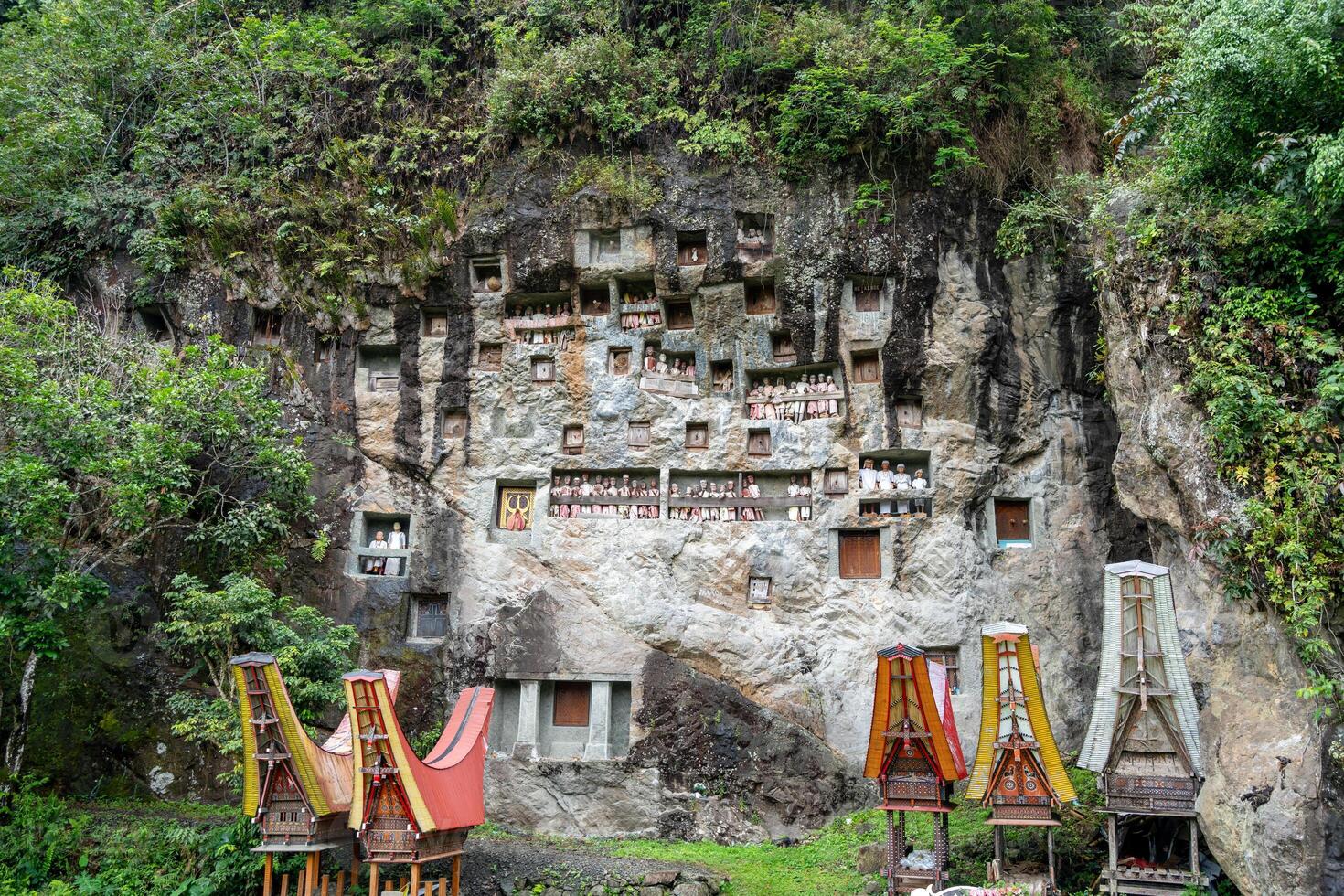 Funeral cliff site of Lemo, Toraja, Sulawesi, Indonesia photo