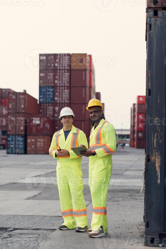 Engineers and technicians supervise and inspect the delivery of containers at container manufacturing and storage site,125 photo