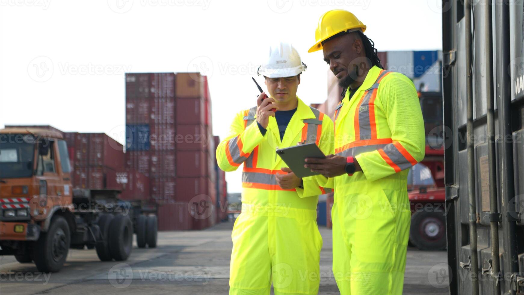 Engineers and technicians supervise and inspect the delivery of containers,88 photo