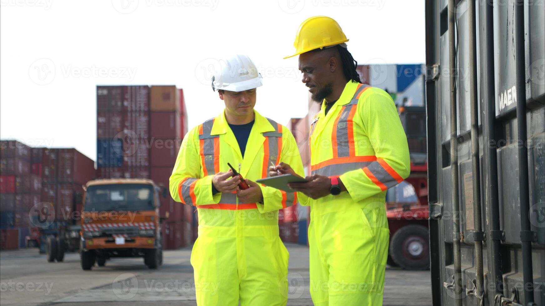 Engineers and technicians supervise and inspect the delivery of containers,87 photo