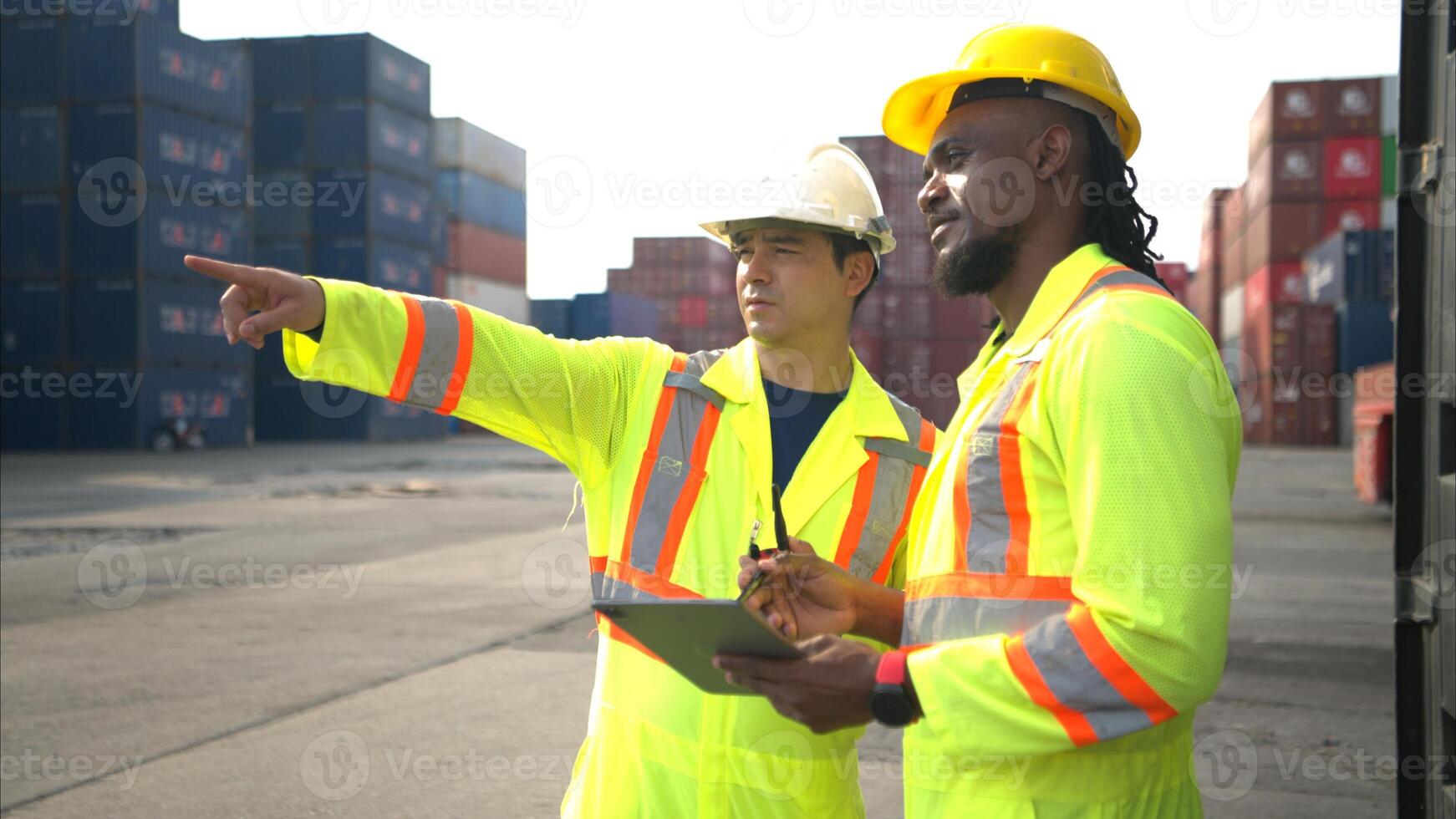 Engineers and technicians supervise and inspect the delivery of containers,85 photo