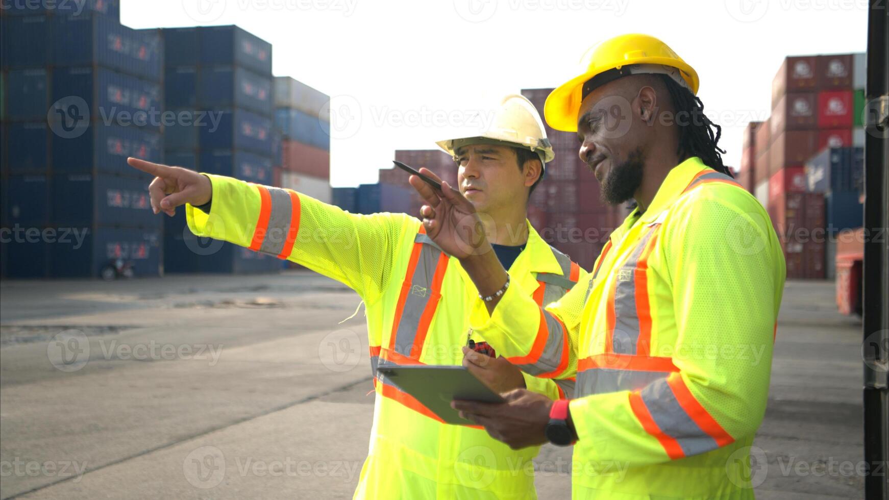 Engineers and technicians supervise and inspect the delivery of containers,84 photo