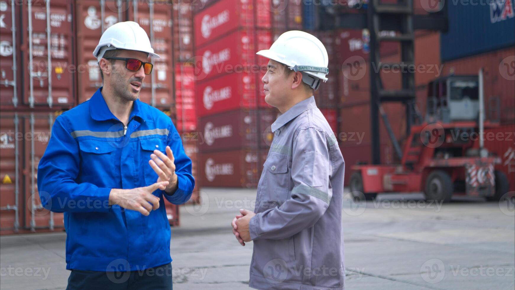 Engineers and technicians supervise and inspect the delivery of containers,57 photo