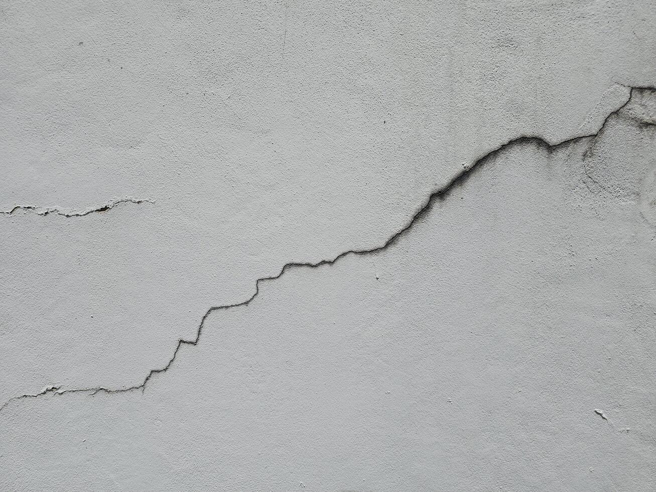The diagonal cracks on the wall are of medium-level danger. They were caused by earthquakes. photo