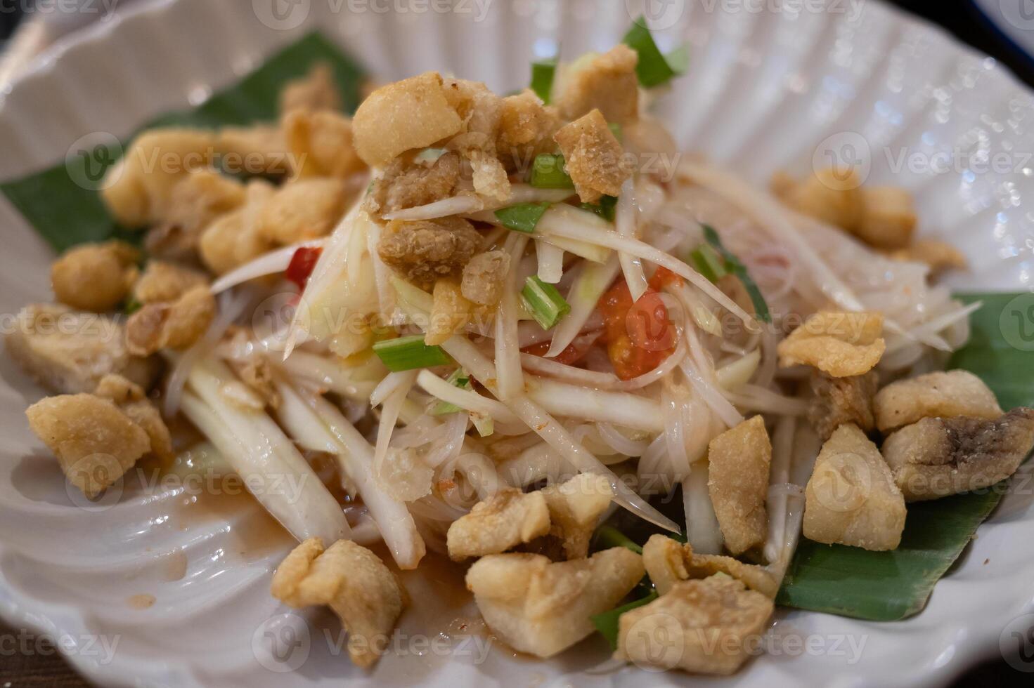 Delicious thai papaya salad thailand food photography vibrant restaurant close-up culinary experience photo