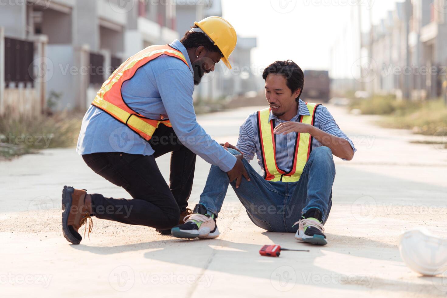 Coworkers provided first aid to a worker who had an accident on his leg,213 photo