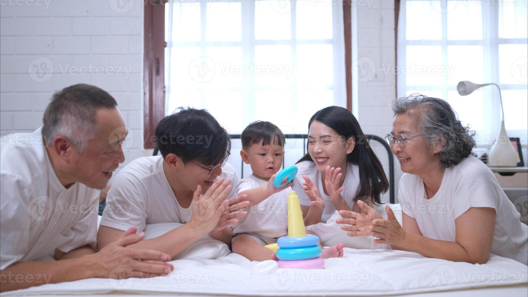 Before putting the kids to bed, parents, grandparents, and kid unwind and play,288 photo