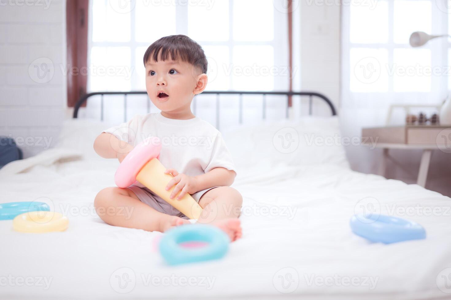Before putting the kids to bed, kid unwind and play with toy in the bedroom,206 photo