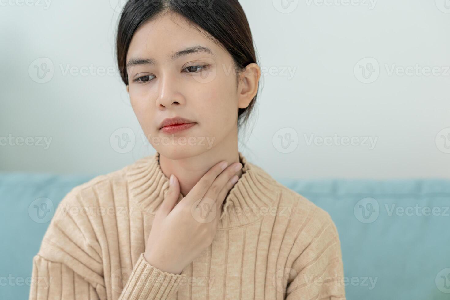 sore throat, female tonsillitis causes a inflammation. treated by taking water, taking antibiotics, consult a doctor, virus, corona virus, Influenza, flu photo