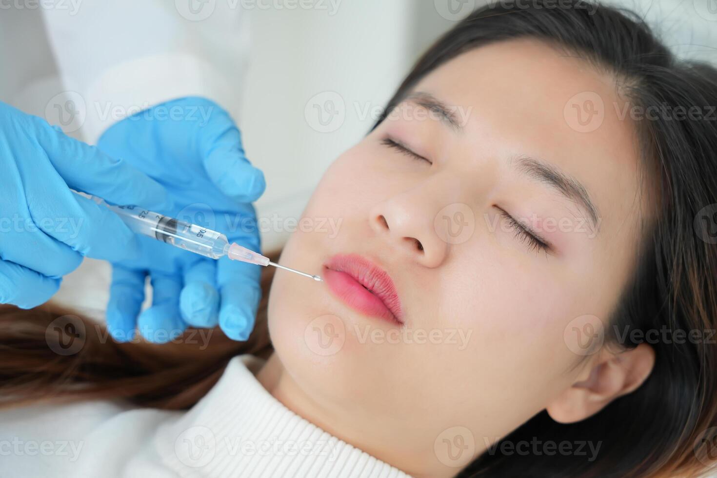 skin whitening injection filler injection, Skin reface, beautiful Asian girls receive beauty treatments at beauty clinic, skincare, pore rejuvenation, wrinkle, baby face photo