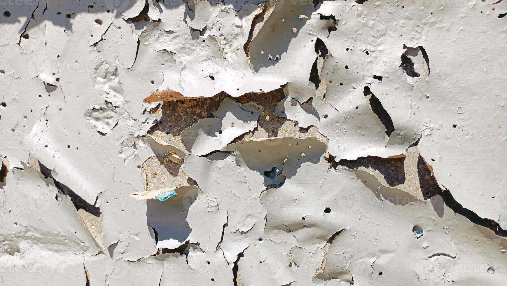 Peeling Paint on Wall An Exploration of Urban Decay and Textured Artistic Expression photo