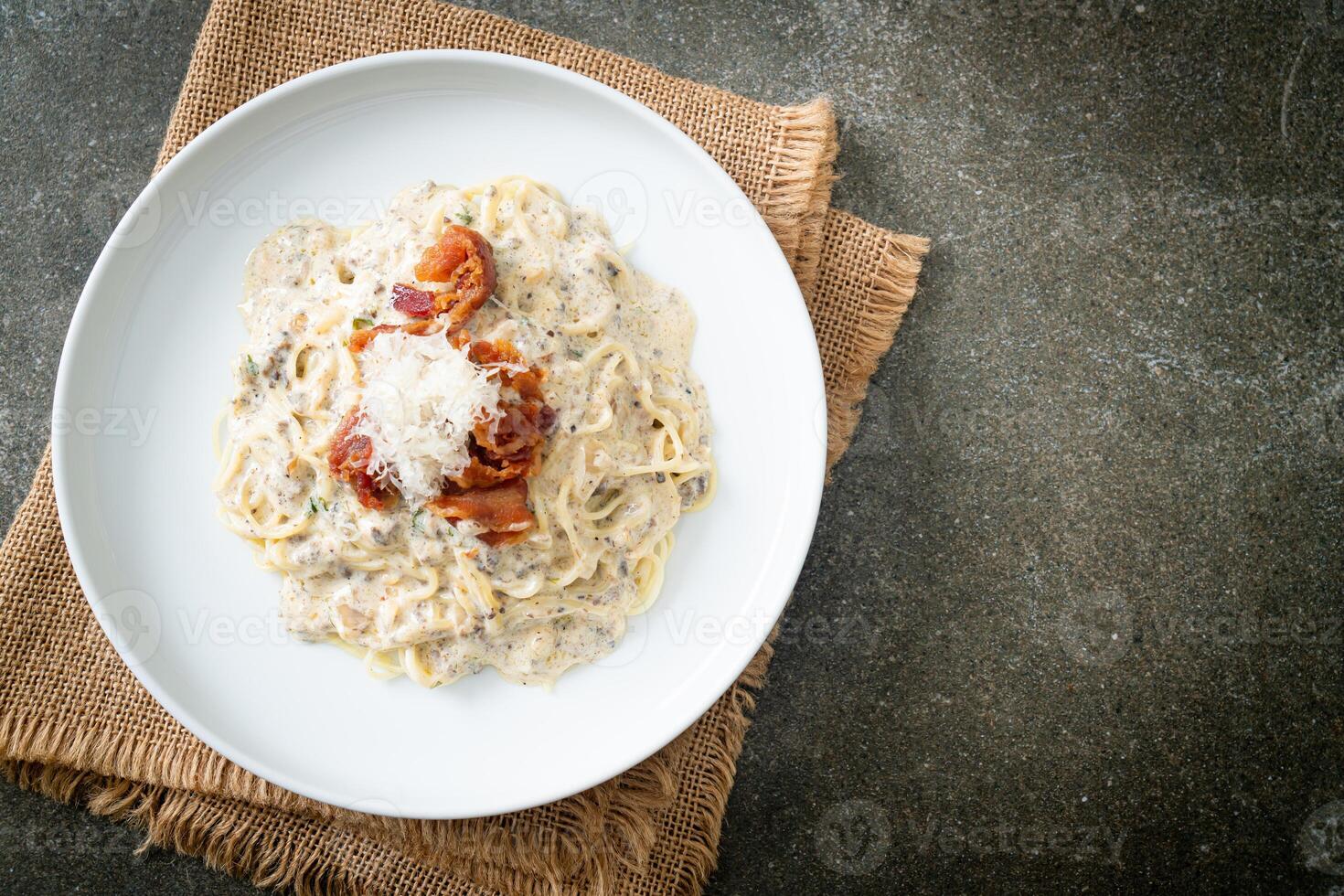 spaghetti with truffle cream sauce and mushroom. photo