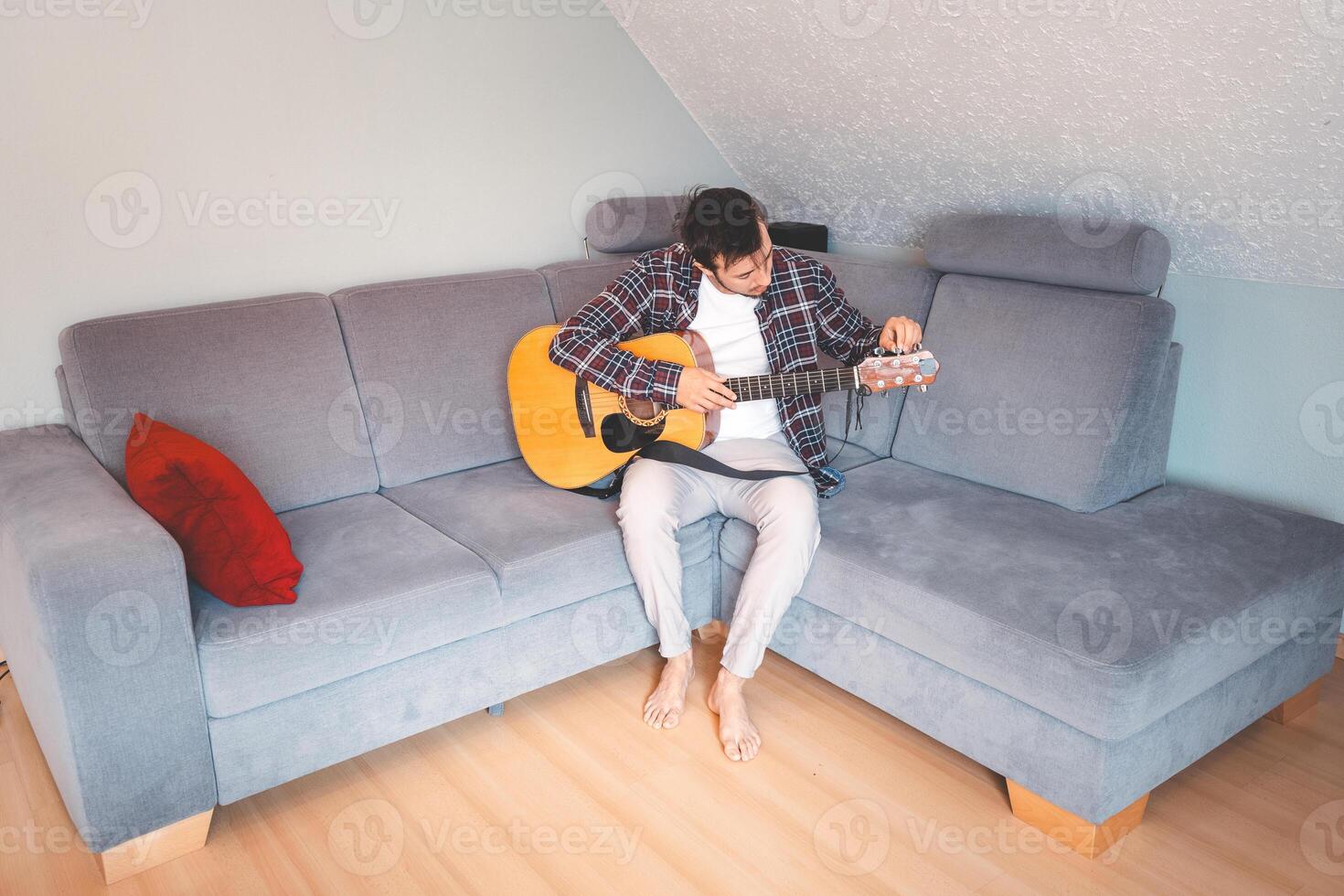 Room filled with soft tunes from acoustic performance photo