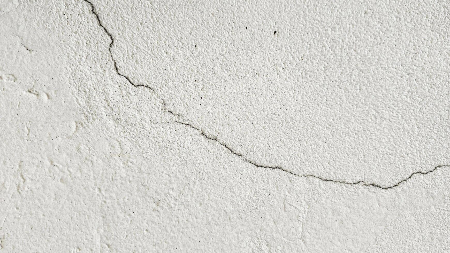 a crack in a wall with a crack in the middle photo