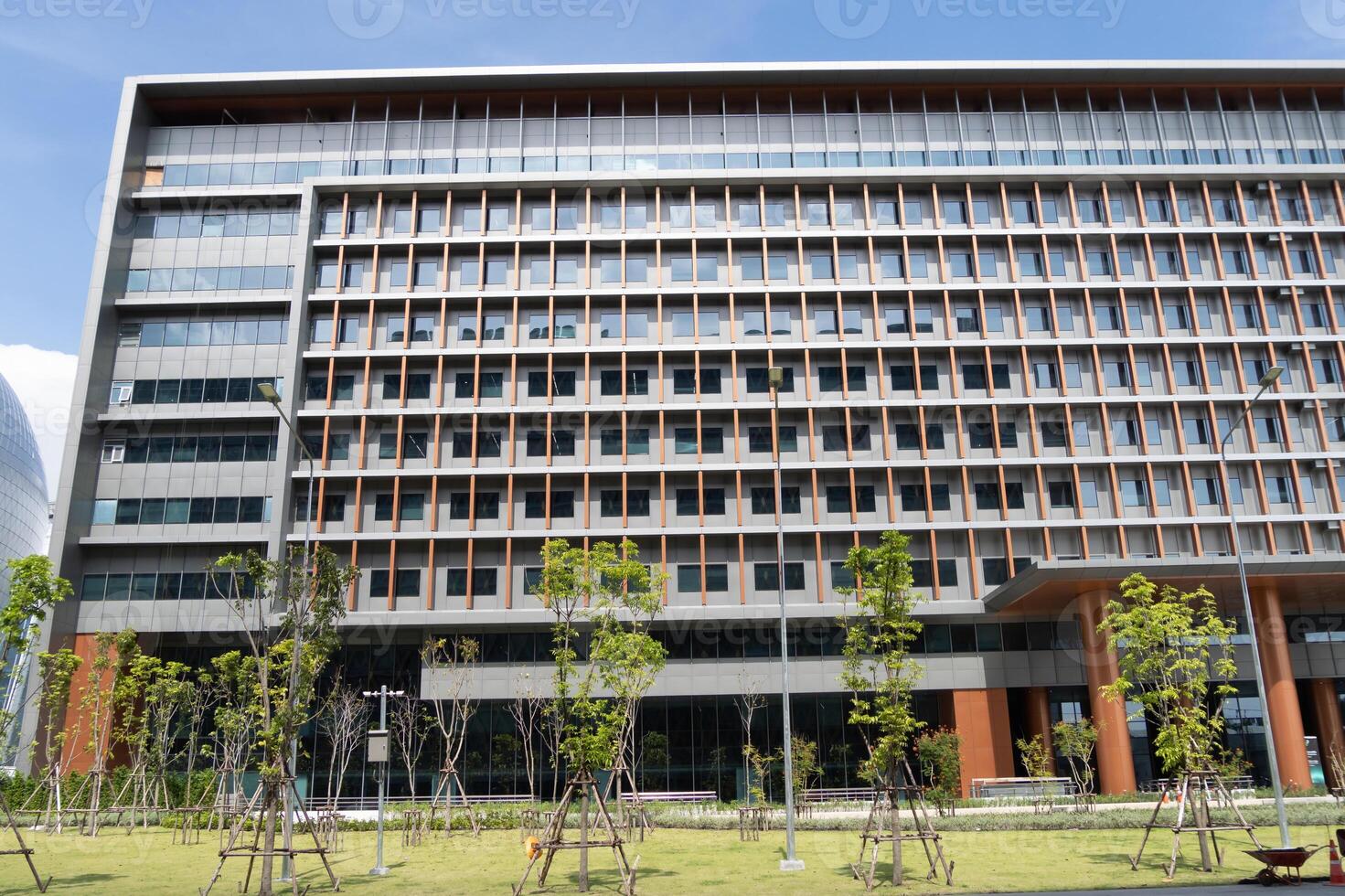 Innovative architectural design of modern office building urban setting photography daylight aesthetic appeal for workspaces photo