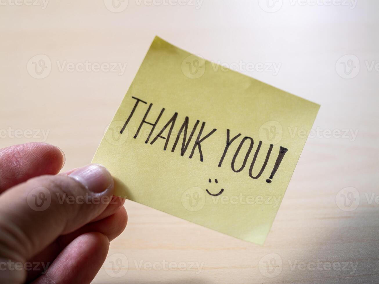 Minimalist office desk close-up handwritten gratitude note with inspirational message photo