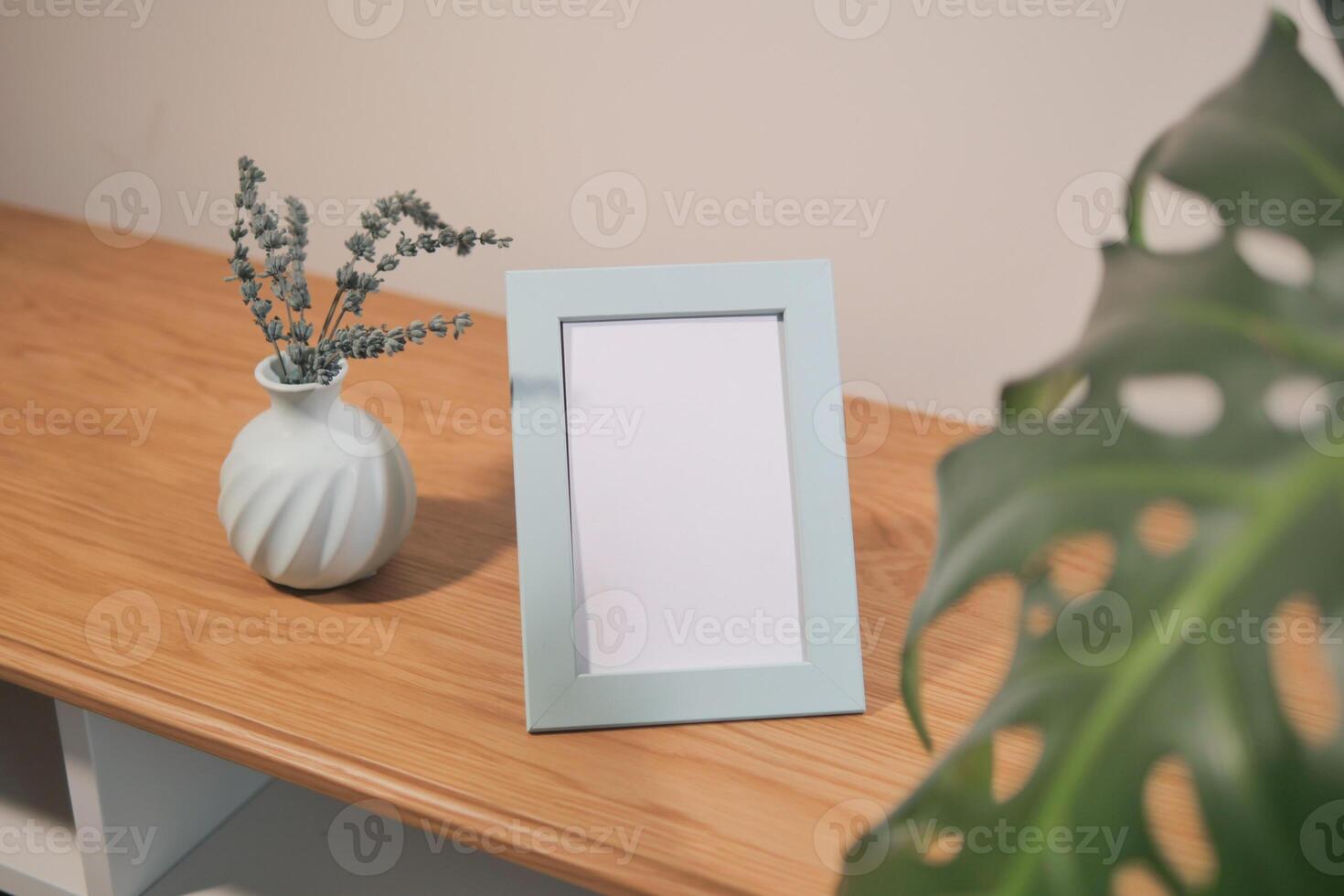 Display of a light blue picture frame with a vase photo