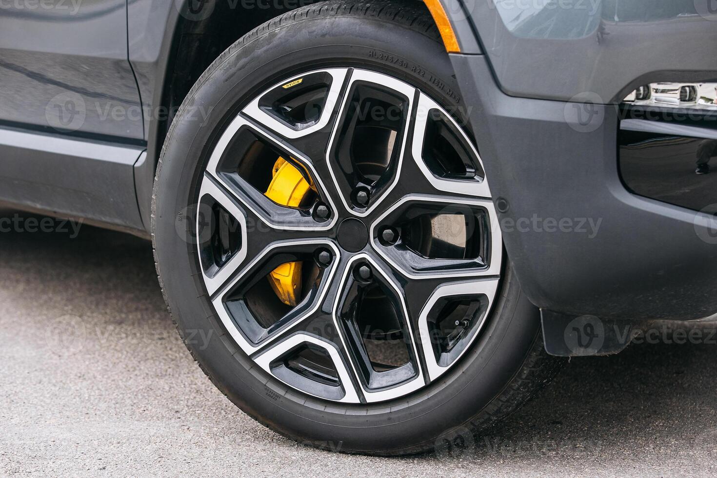 Close-up of a modern car wheel. The details of the tire tread and rim are clearly visible, emphasizing the technology and style of the vehicle photo