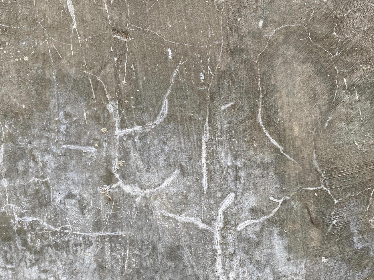 Weathered wall with cracks and peeling paint evokes a sense of age and decay. photo