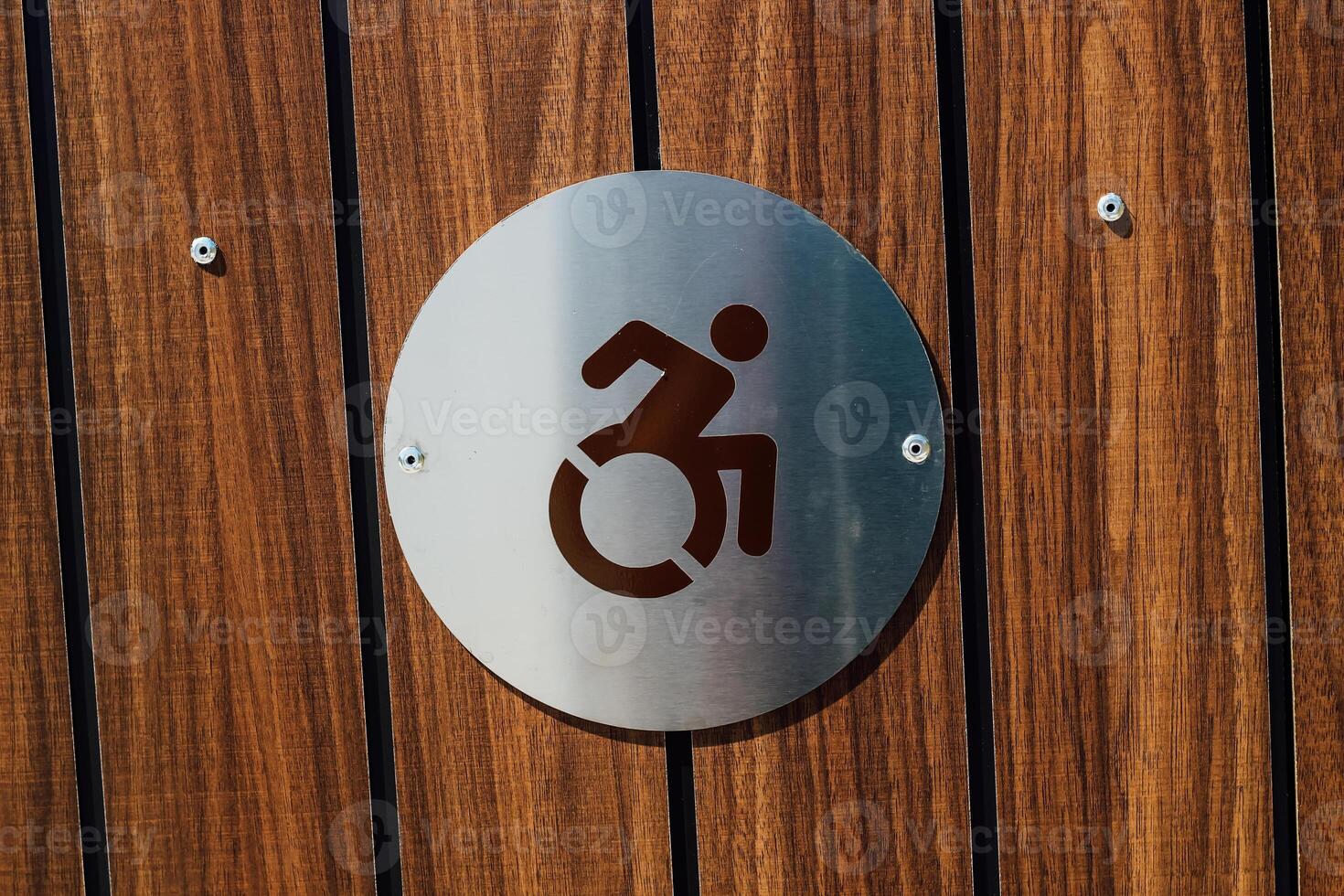 Sign indicating accessible entrance for individuals with mobility challenges in urban environment photo
