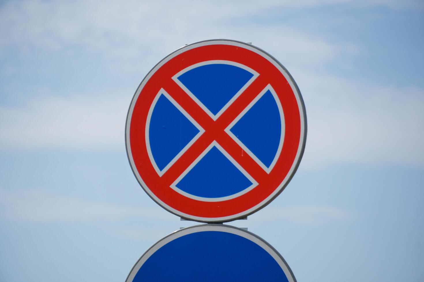 A no parking sign on a blue and red background photo