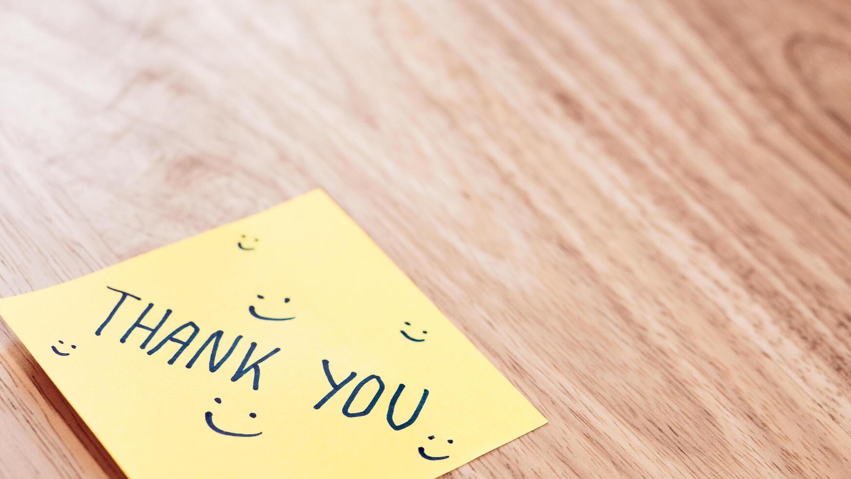 Gratitude expression home office sticky note minimalist setting close-up positive vibes photo