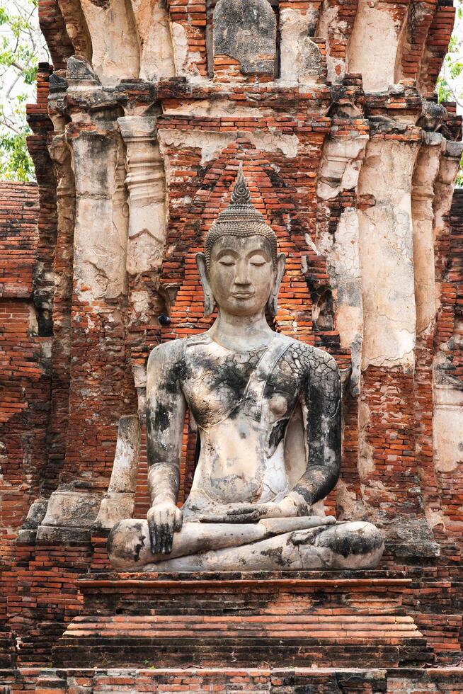 Ancient buddha statue ayutthaya historical landmark cultural heritage front view spiritual significance photo
