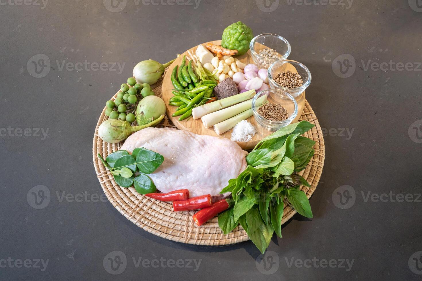 Performing ingredient, seasoning of Green Curry, chicken, garlic, pepper, shallot, galangal, salt, lemon grass, eggplant, basil, bergamot and Thai eggplant.a photo