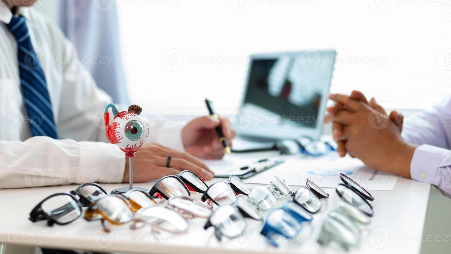 The ophthalmologist lets the patient choose the eyeglass frames that fit their face and sends them to the lens cutting department to cut the lenses and put them in the eyeglass frames the customer photo
