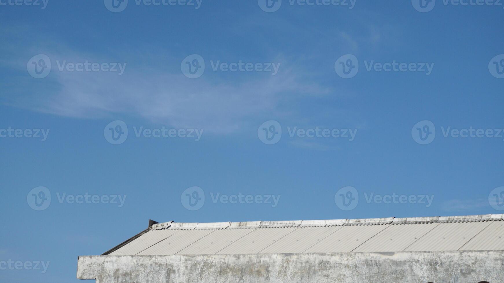 A white building photo