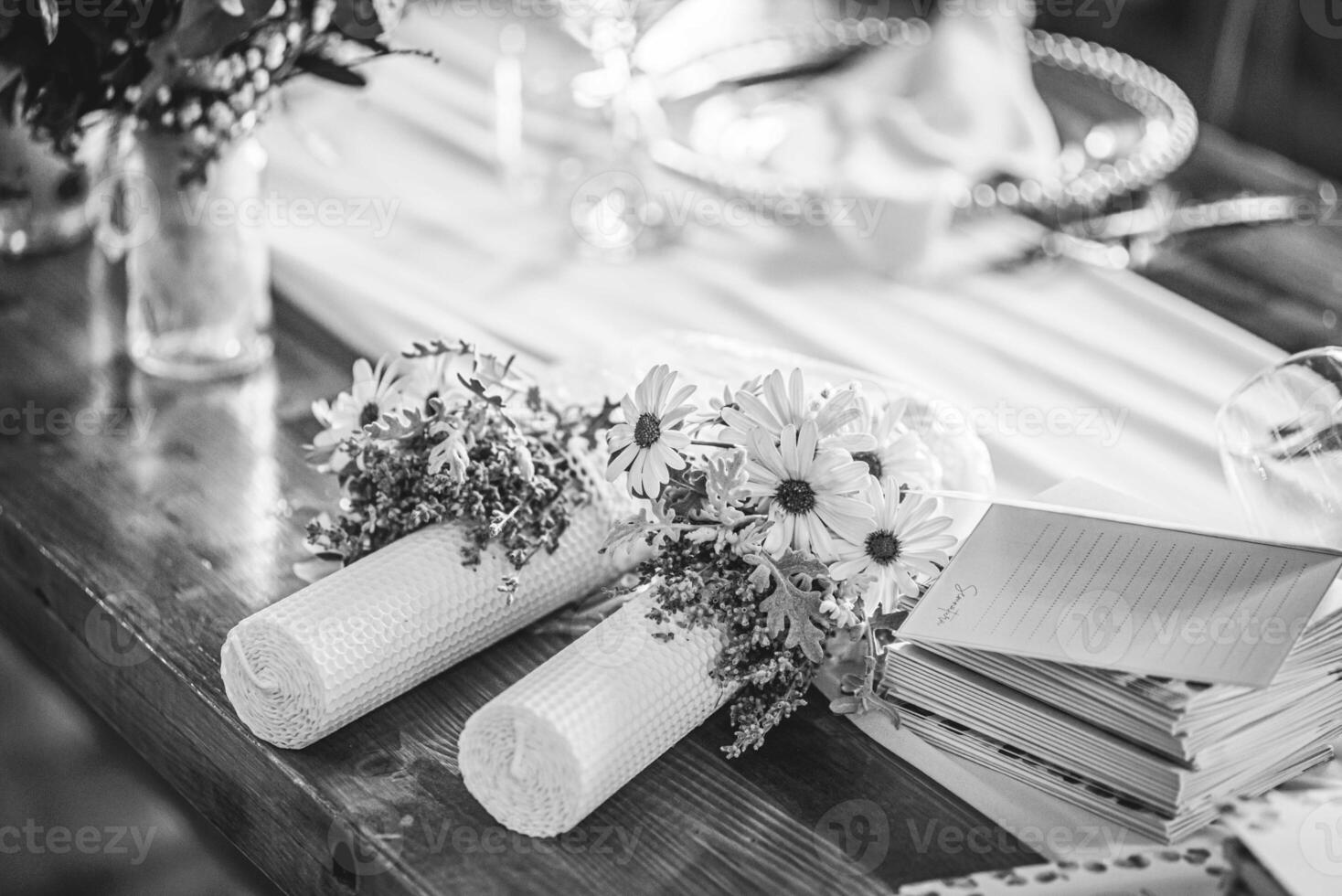 Wedding table decor with daisies and napkins photo