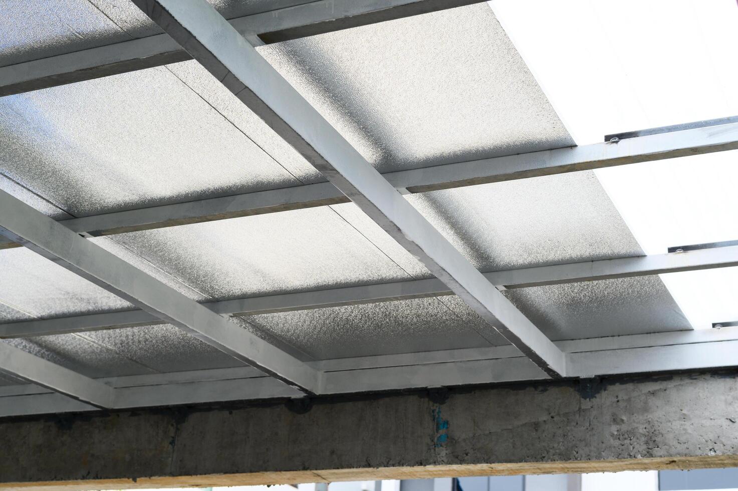 Metal structure supports insulated sheet panel containing pu foam, suggesting reliable construction and protection, conveying safety and strength during building photo