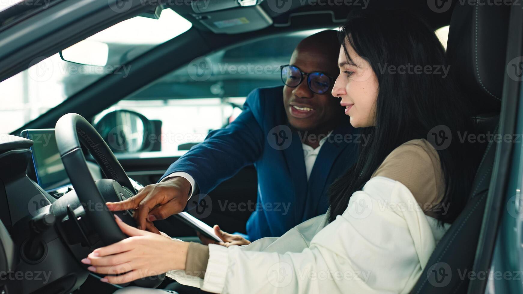 The concept of a confidential dialogue between the buyer and the consultant, the process of making a decision to buy a car. Consultation with the seller when buying or renting a new car. photo
