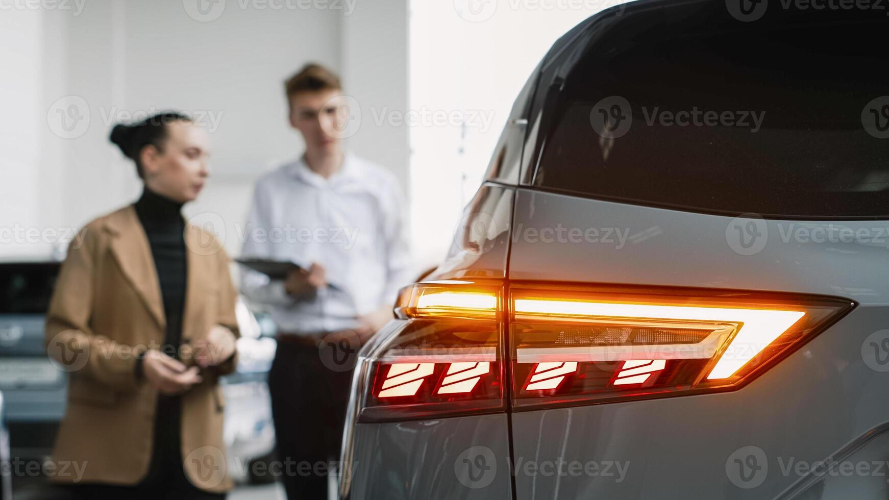 Consultation with the seller when buying or renting a new car. The concept of a confidential dialogue between the buyer and the consultant, the process of making a decision to buy a car photo