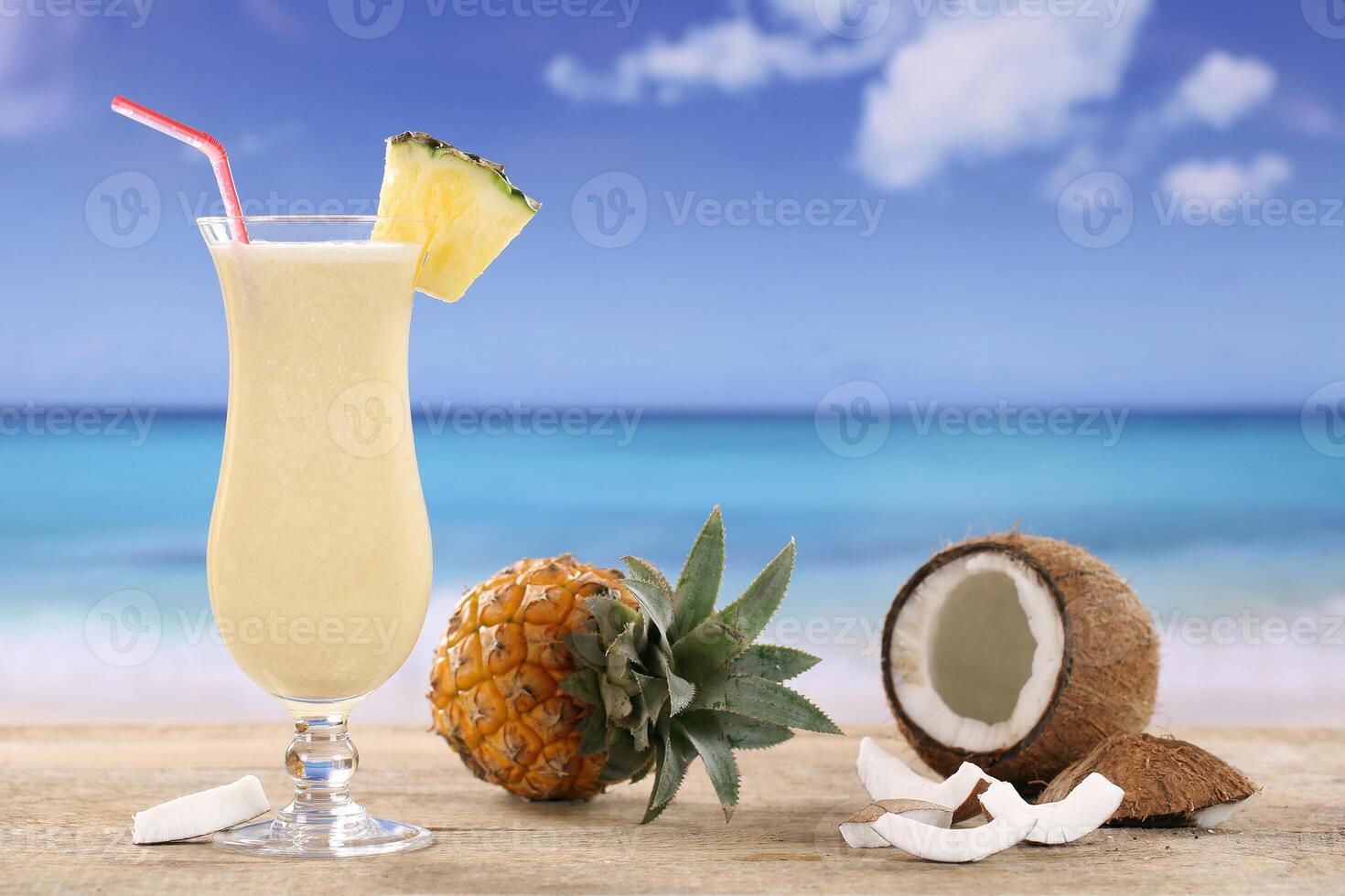 Pina Colada Cocktail am Strand im Urlaub photo