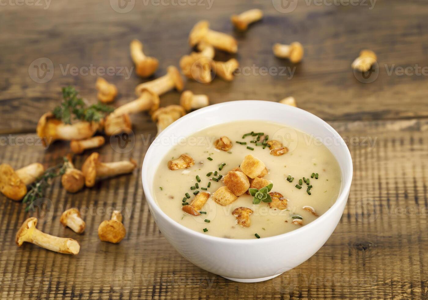 Hausgemachte Waldpilzcremesuppe mit frischen Pfifferlingen photo