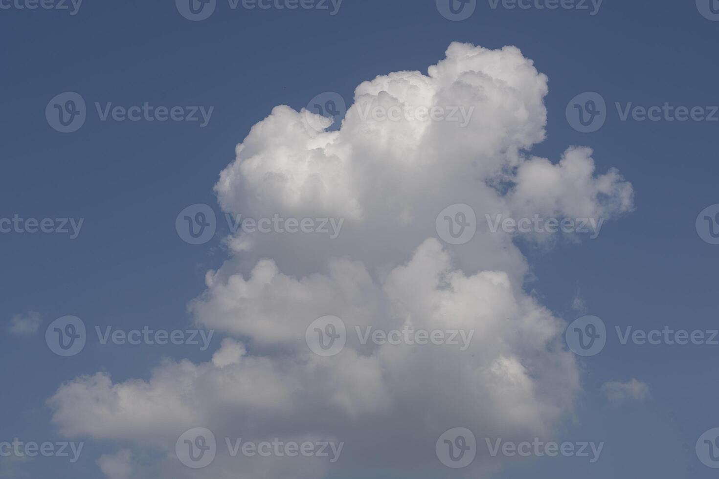 beautiful picture of clouds, cumulus clouds against a blue sky, close-up of a white cloud photo