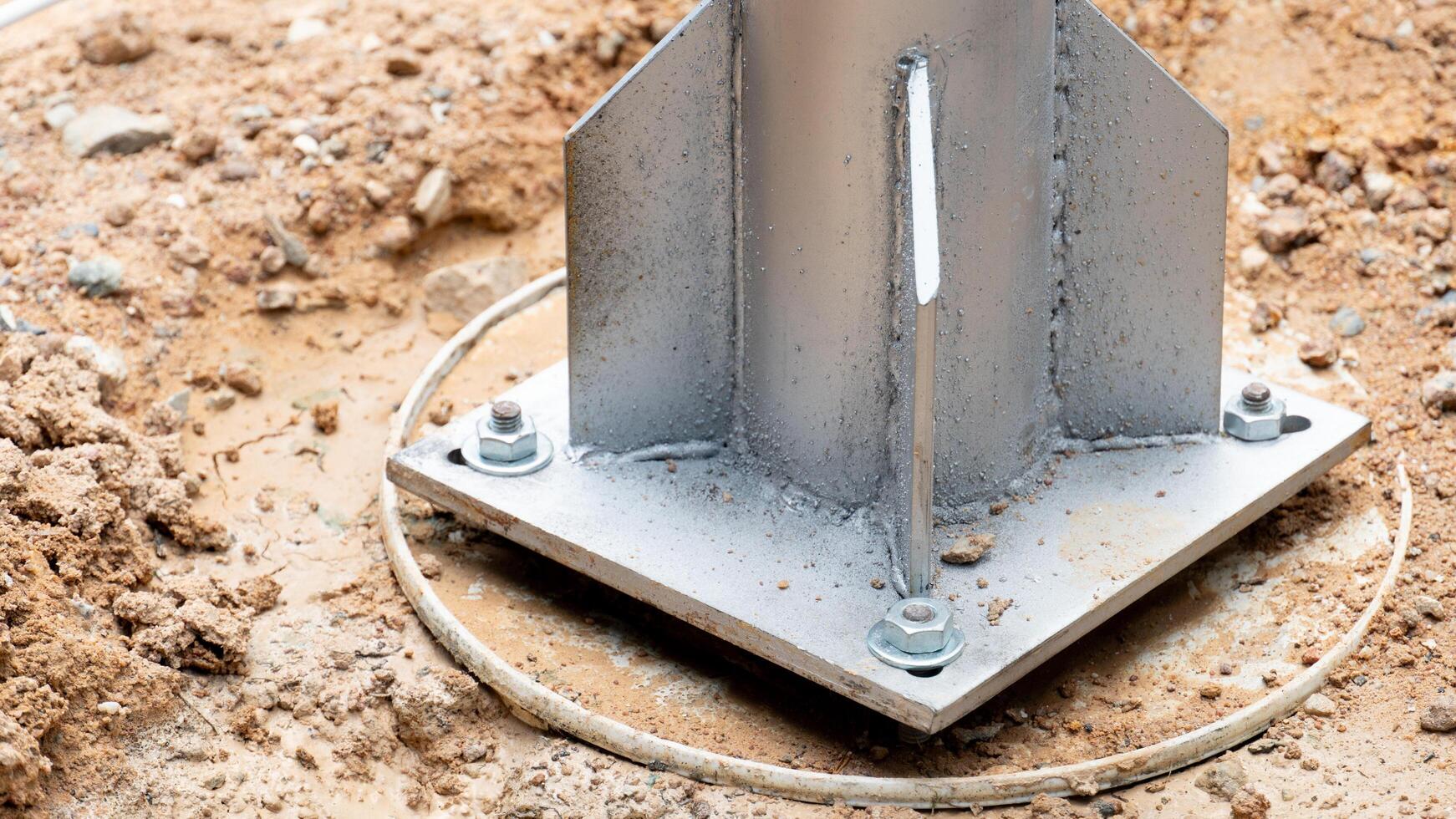 The base of the steel column is fixed with screws on the cement base. The cement is casted with plastic cans as the foundation of the pot. photo