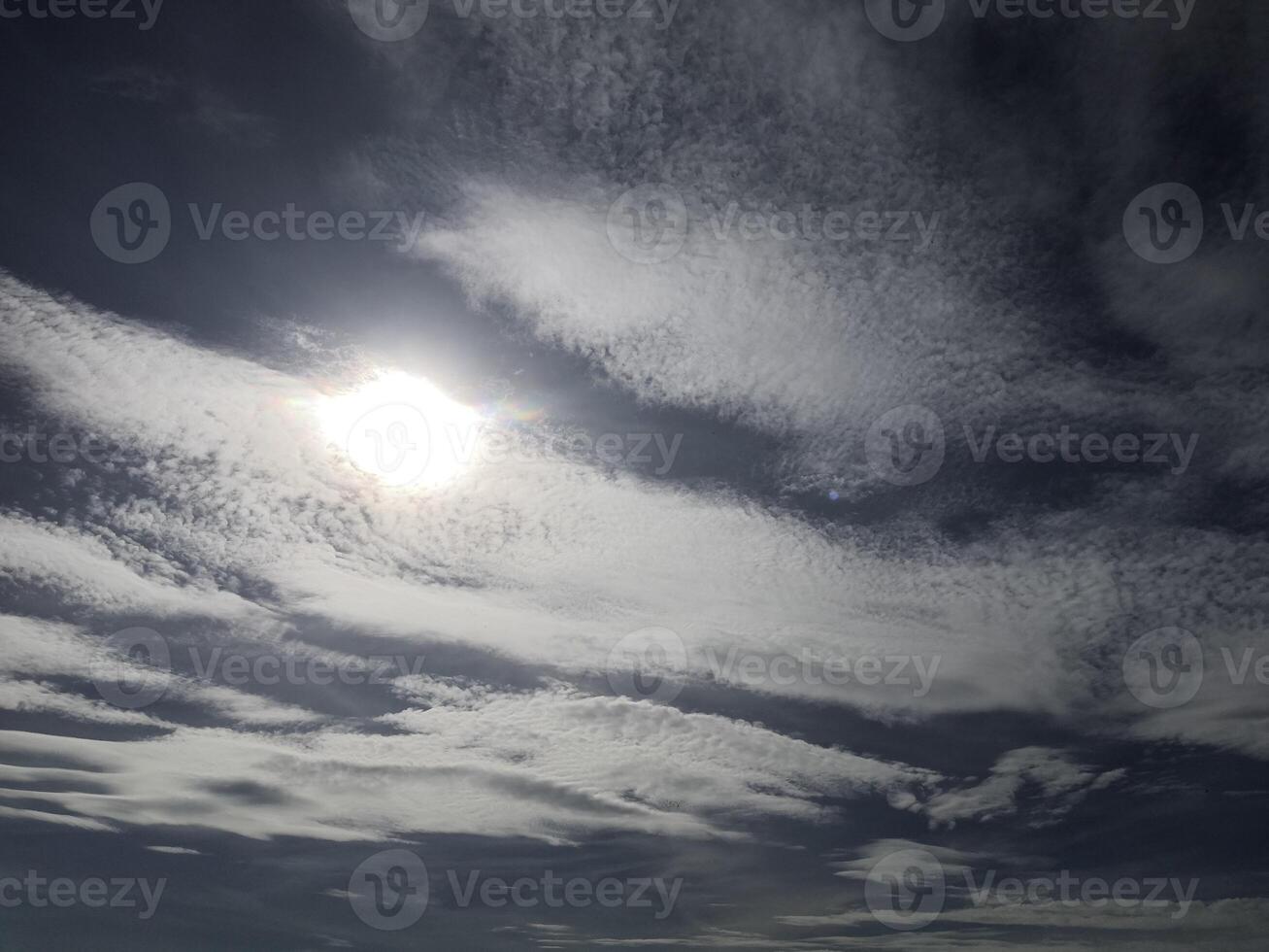 The sun is shining through the clouds in this photo