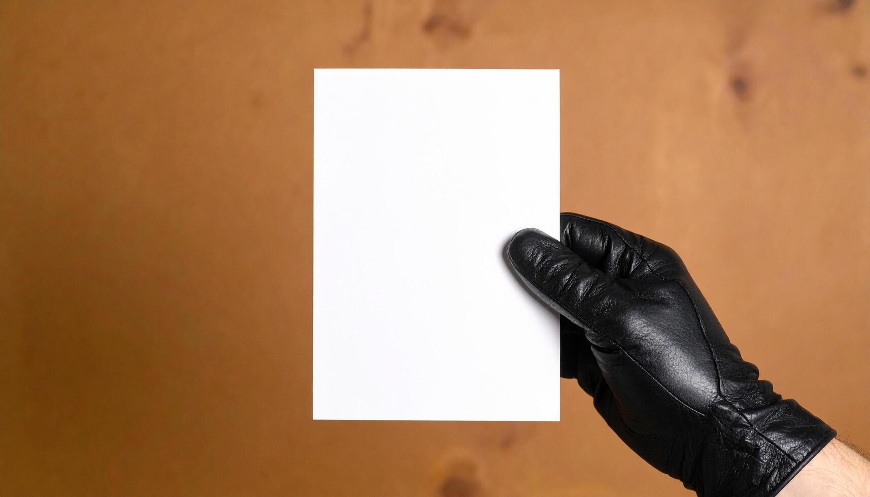 Kertas Polos Dipegang Sarung Tangan Kulit Hitam photo