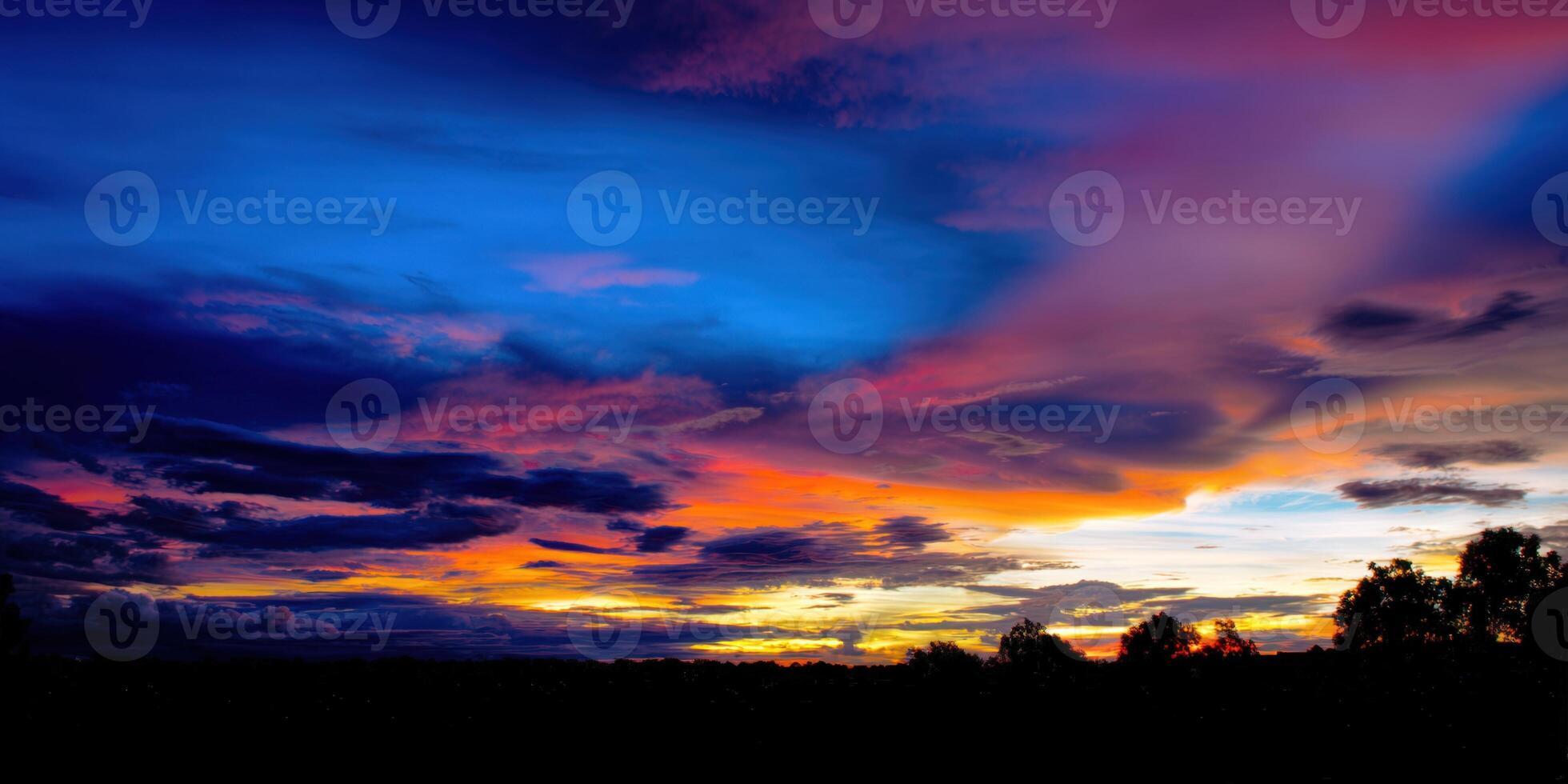 The stunning sunset showcases a dynamic and colorful array across the expansive sky. photo