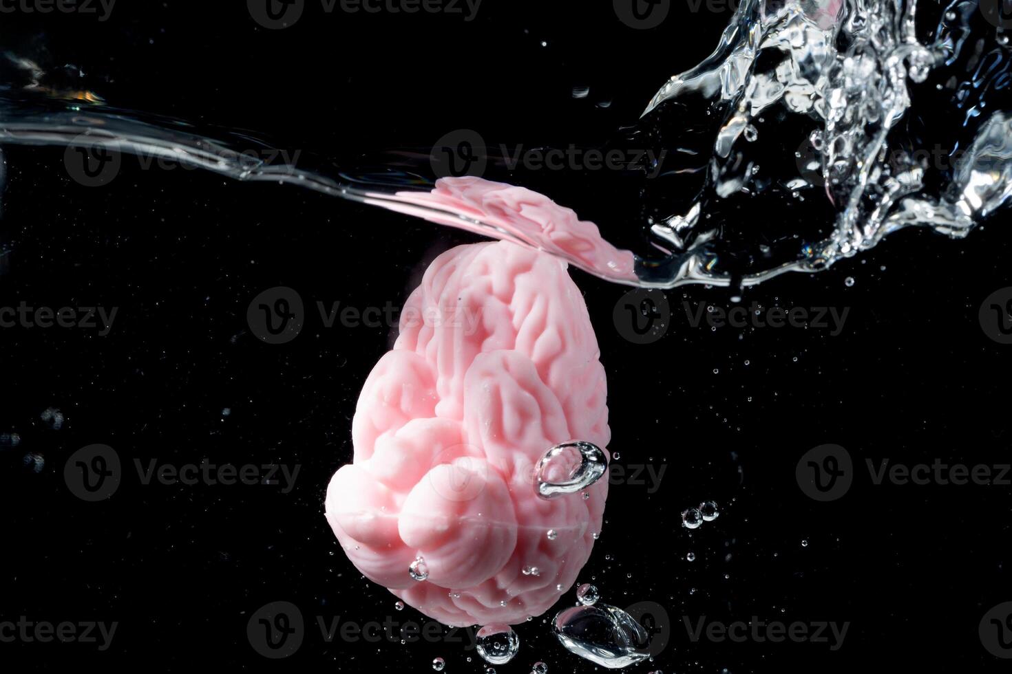 Brain Immersed in Water Creates Dynamic Splash Effect Highlighting Vitality and Energy photo