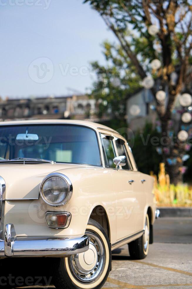 The round headlights and side turn signals on classic cars, framed in polished chrome, highlight the vintage style with old-fashioned lighting and curved fender details.dq photo