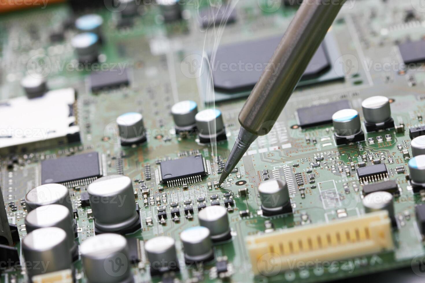 Repair of electronic devices photo