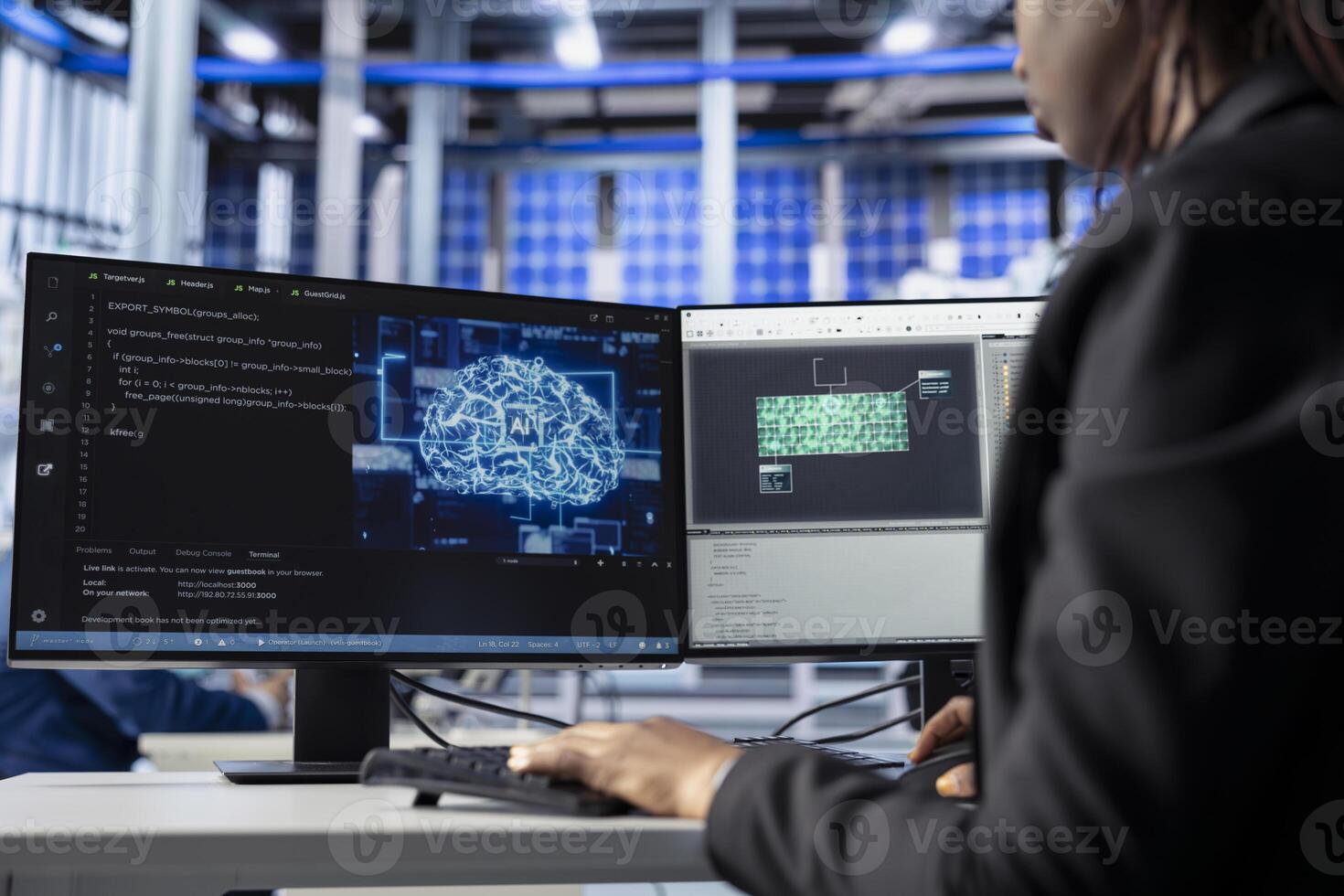 técnico edificio artificial inteligencia soluciones en solar panel fábrica, aplicando máquina aprendizaje algoritmos a predecir errores y automáticamente ajustar producción procesos foto