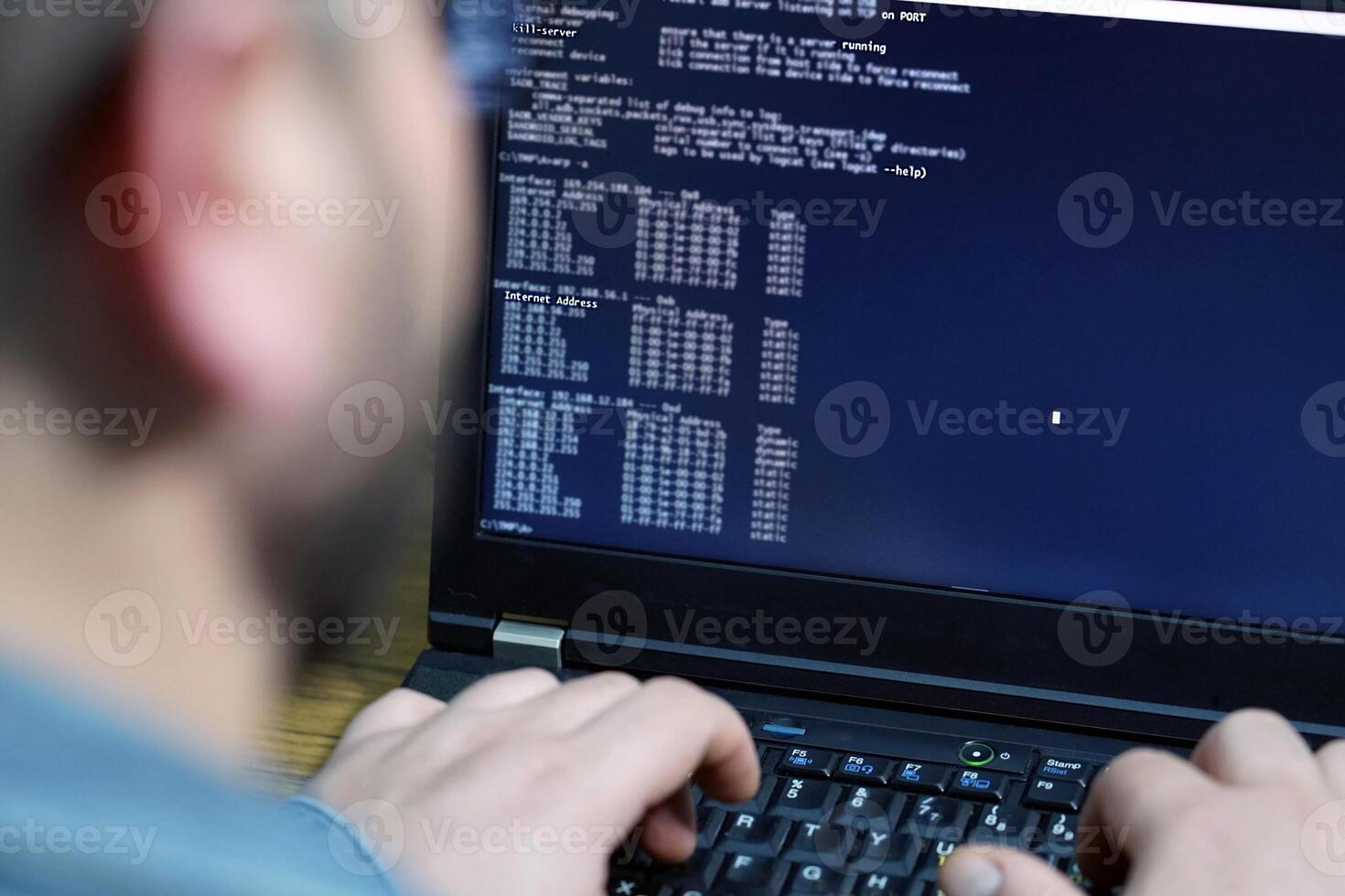 hacker utilizando ordenador portátil. un montón de dígitos en el computadora pantalla foto