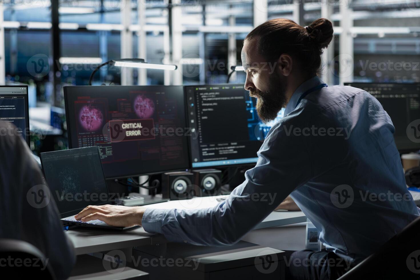 datos centrar técnico utilizando ai llm asistente a reparar crítico errores conmovedor infraestructura. servidor cubo eso experto utilizando grande idioma modelo chatbot a eliminar computadora loco foto