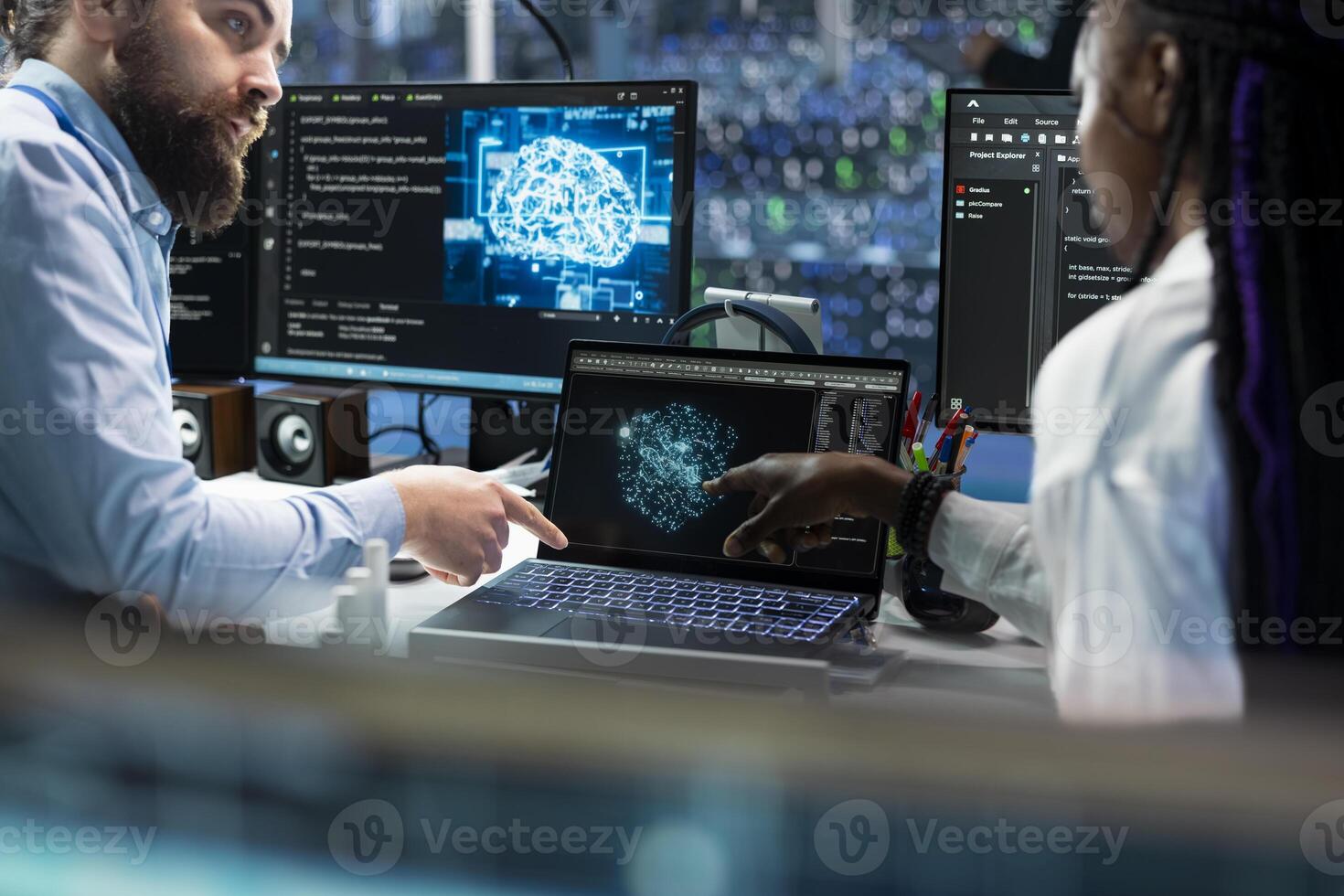 equipo líder enseñando interno a código en datos centro, actualización ai automatización guiones. servidor habitación supervisor estrella de guía aprendiz durante pasantía, programación artificial inteligencia algoritmos foto